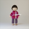 ヘアビック Herwig ド-ルハウス用人形 男の子 ピンクチェック服+紫パンツ